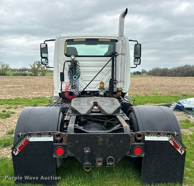 image for item DV1945 2006 International 8600 semi truck