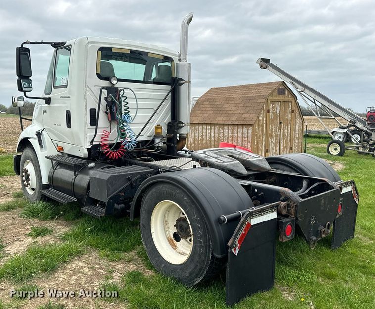 image for item DV1945 2006 International 8600 semi truck