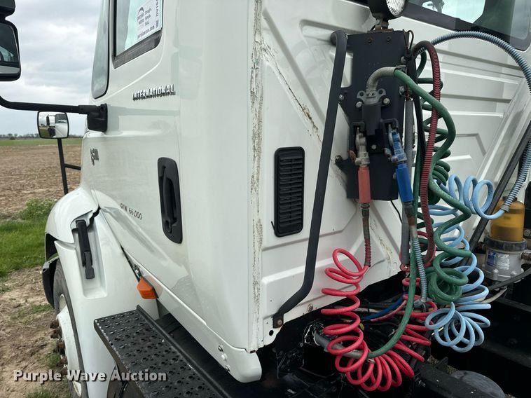 image for item DV1945 2006 International 8600 semi truck