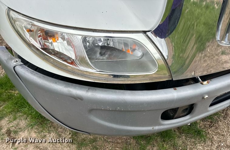 image for item DV1945 2006 International 8600 semi truck