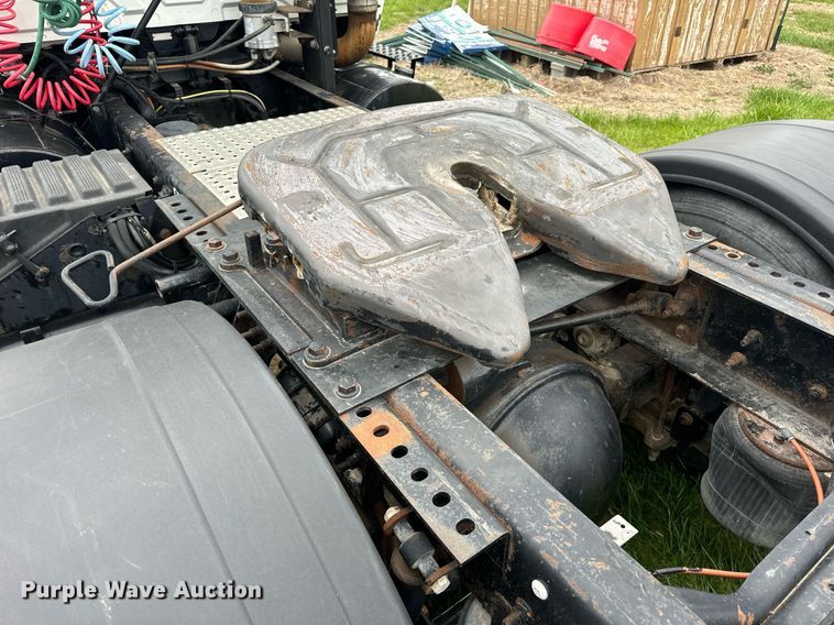 image for item DV1945 2006 International 8600 semi truck