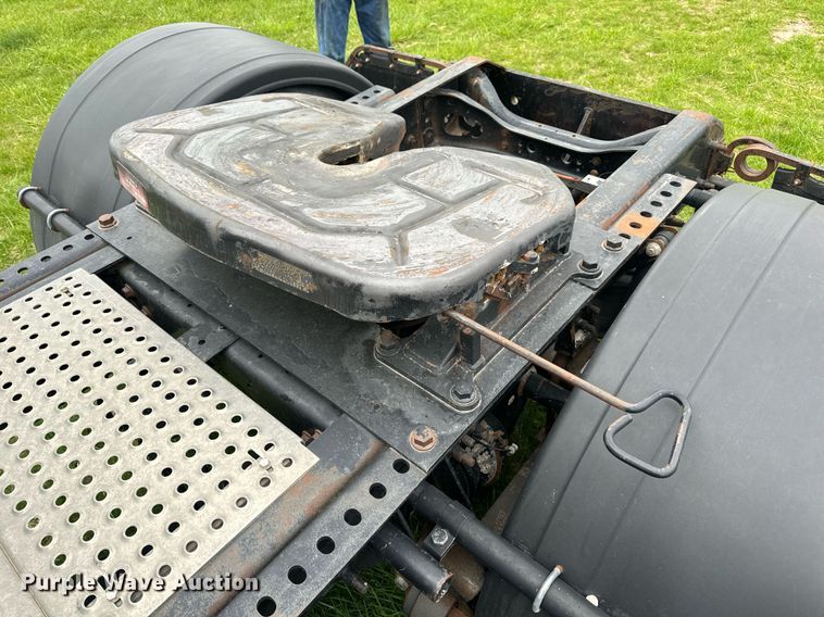 image for item DV1945 2006 International 8600 semi truck