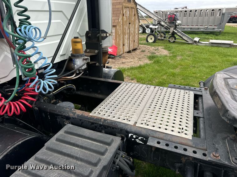 image for item DV1945 2006 International 8600 semi truck