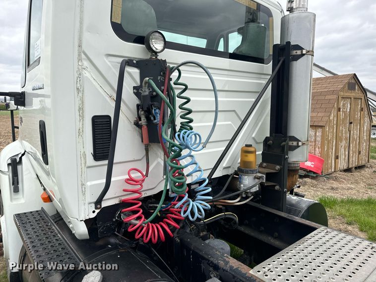 image for item DV1945 2006 International 8600 semi truck