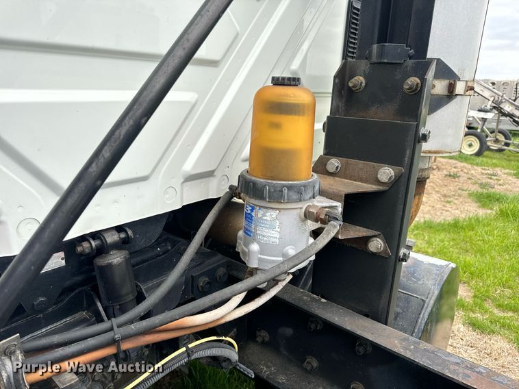 image for item DV1945 2006 International 8600 semi truck