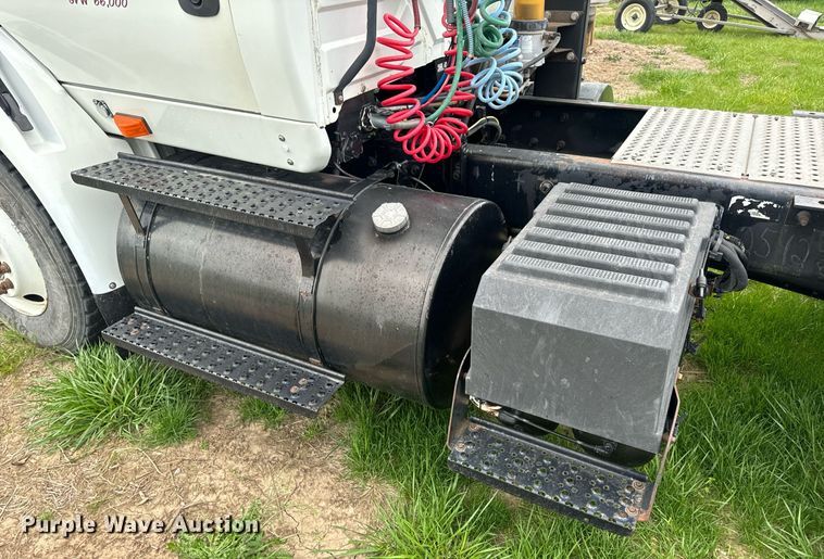 image for item DV1945 2006 International 8600 semi truck