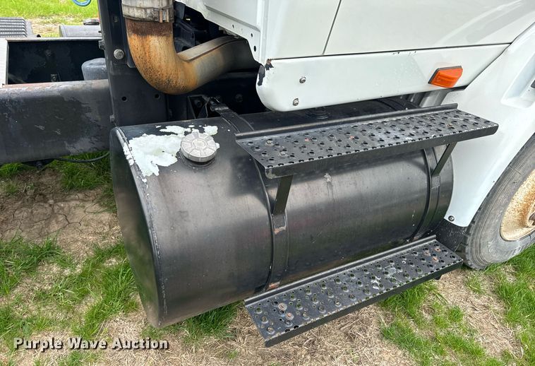 image for item DV1945 2006 International 8600 semi truck