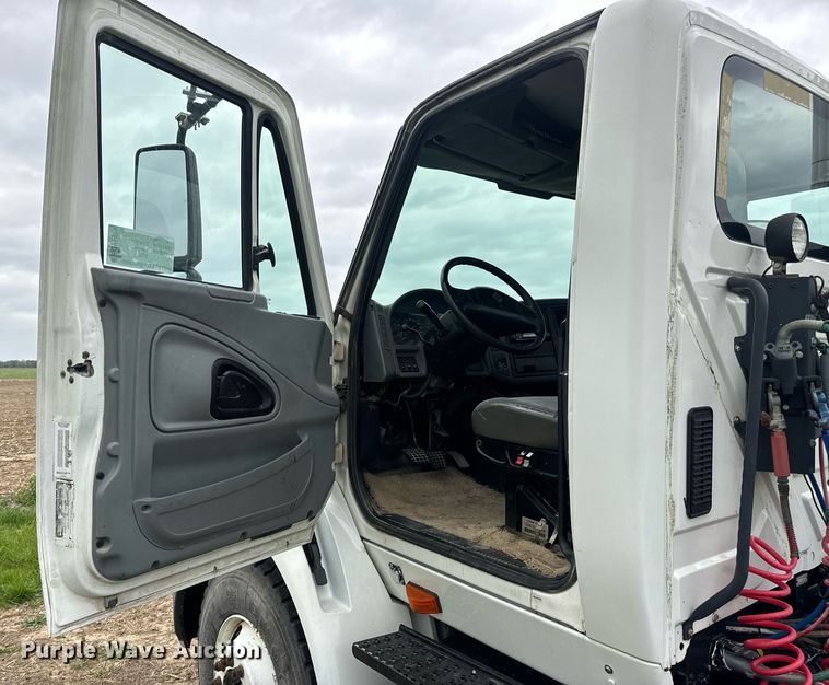 image for item DV1945 2006 International 8600 semi truck