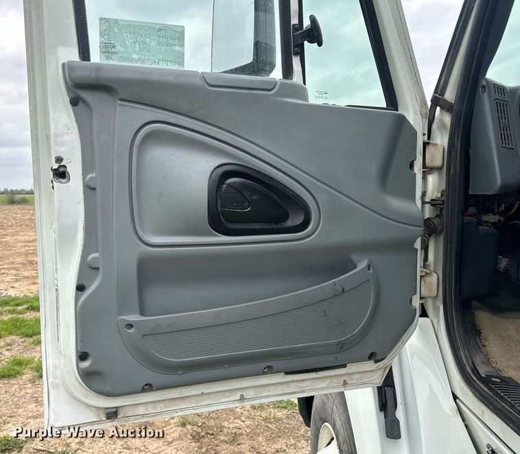 image for item DV1945 2006 International 8600 semi truck