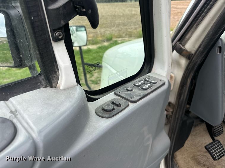 image for item DV1945 2006 International 8600 semi truck