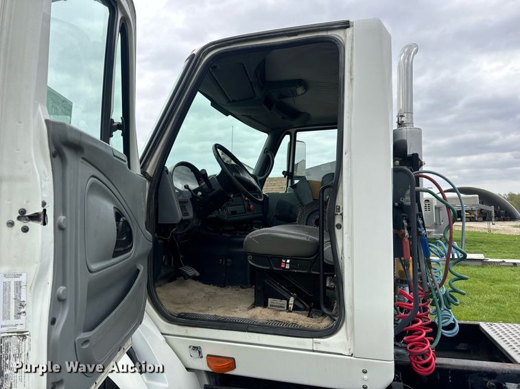 image for item DV1945 2006 International 8600 semi truck