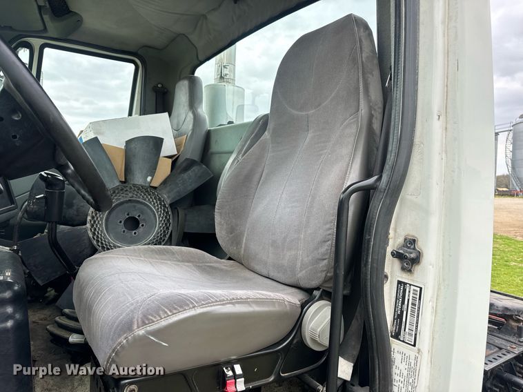 image for item DV1945 2006 International 8600 semi truck