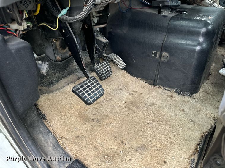 image for item DV1945 2006 International 8600 semi truck