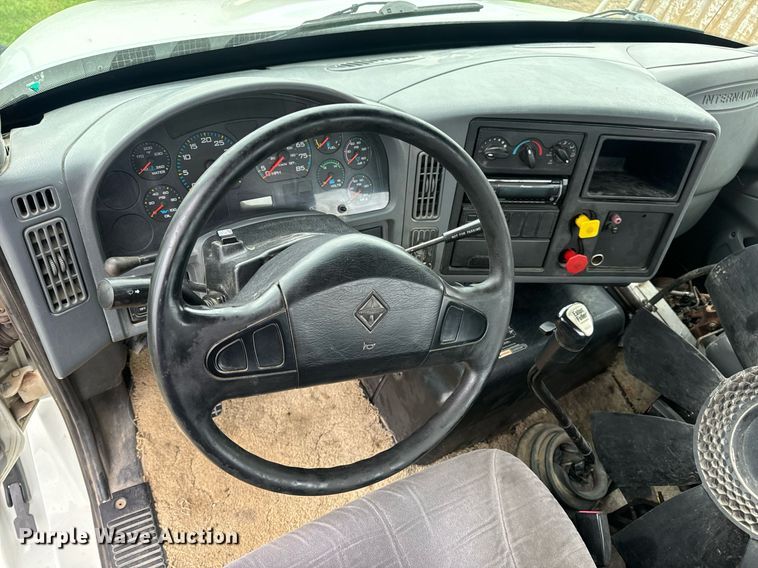 image for item DV1945 2006 International 8600 semi truck