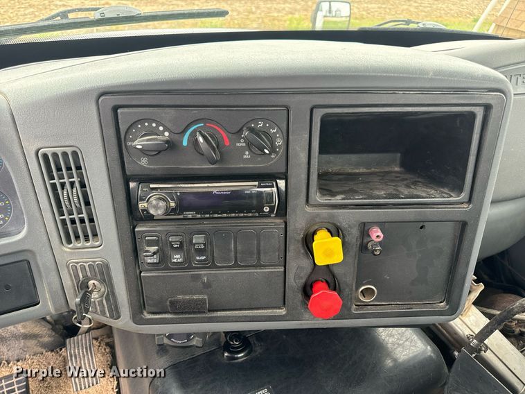 image for item DV1945 2006 International 8600 semi truck