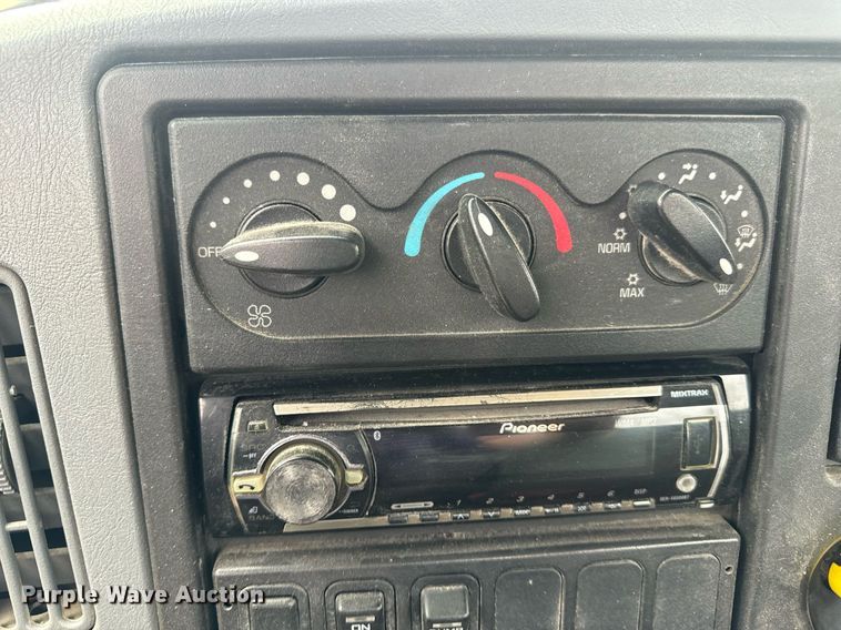 image for item DV1945 2006 International 8600 semi truck