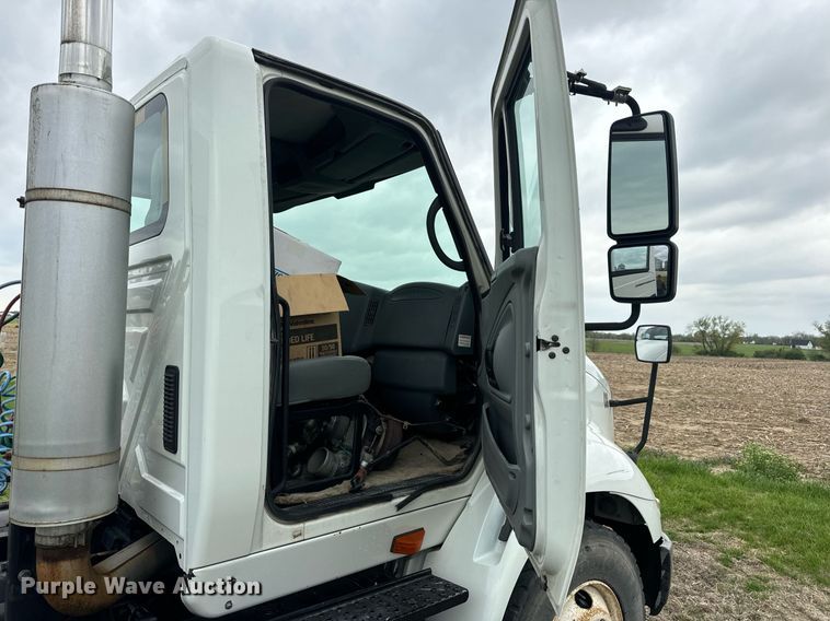 image for item DV1945 2006 International 8600 semi truck