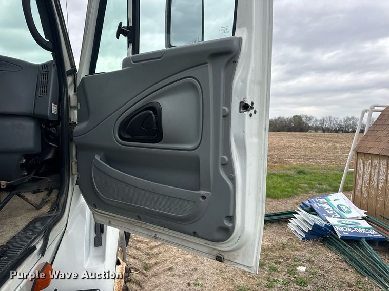 image for item DV1945 2006 International 8600 semi truck