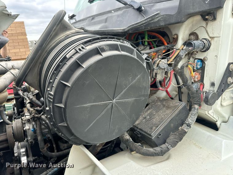 image for item DV1945 2006 International 8600 semi truck