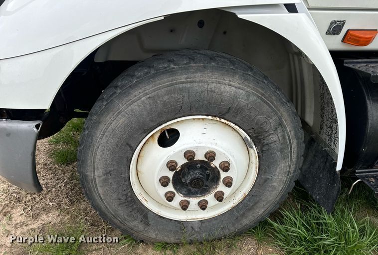 image for item DV1945 2006 International 8600 semi truck