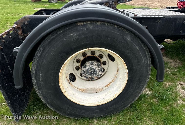 image for item DV1945 2006 International 8600 semi truck