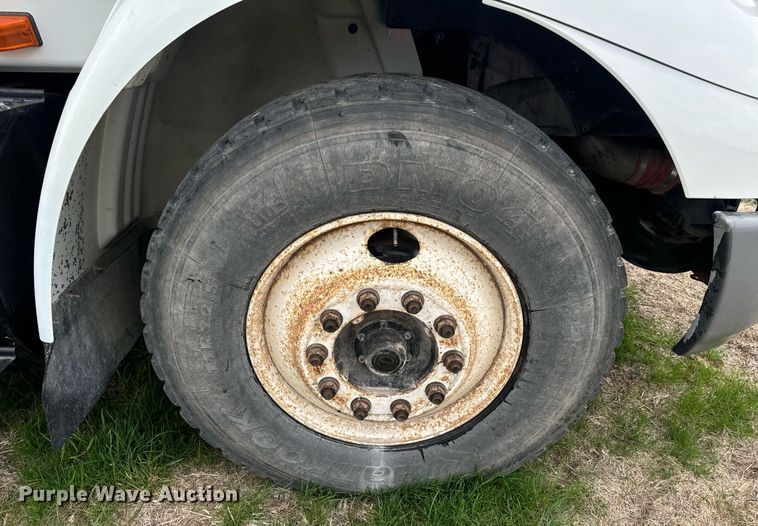 image for item DV1945 2006 International 8600 semi truck