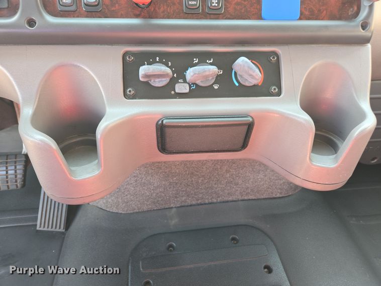 image for item EC0924 2016 Freightliner 11M semi truck