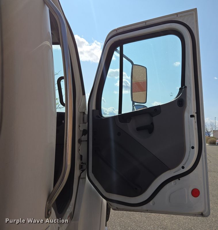 image for item EC0924 2016 Freightliner 11M semi truck