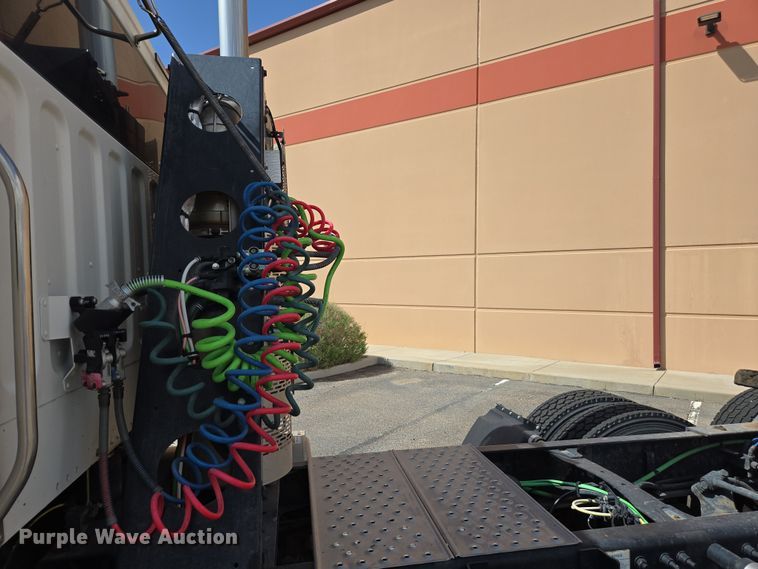 image for item EC0925 2016 Freightliner 11M semi truck