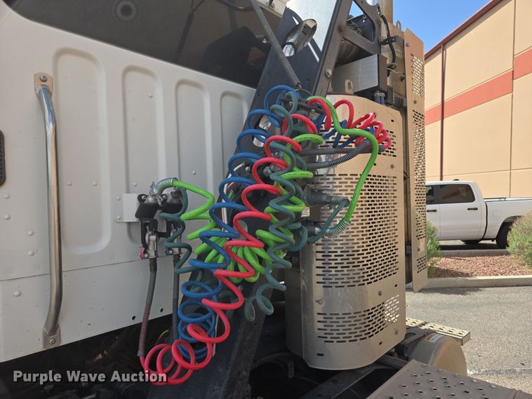 image for item EC0925 2016 Freightliner 11M semi truck