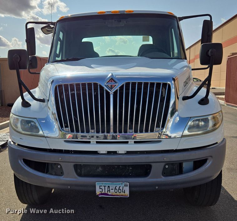 image for item EC0926 2012 International 4400 semi truck