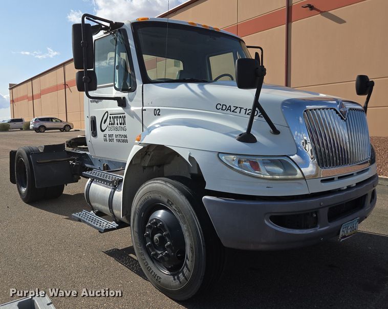 image for item EC0926 2012 International 4400 semi truck