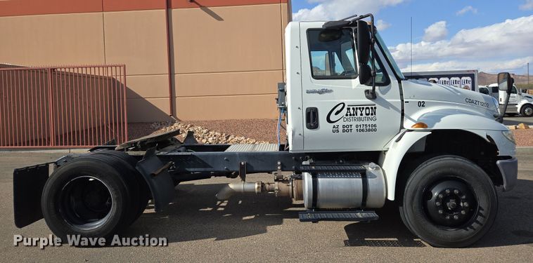 image for item EC0926 2012 International 4400 semi truck