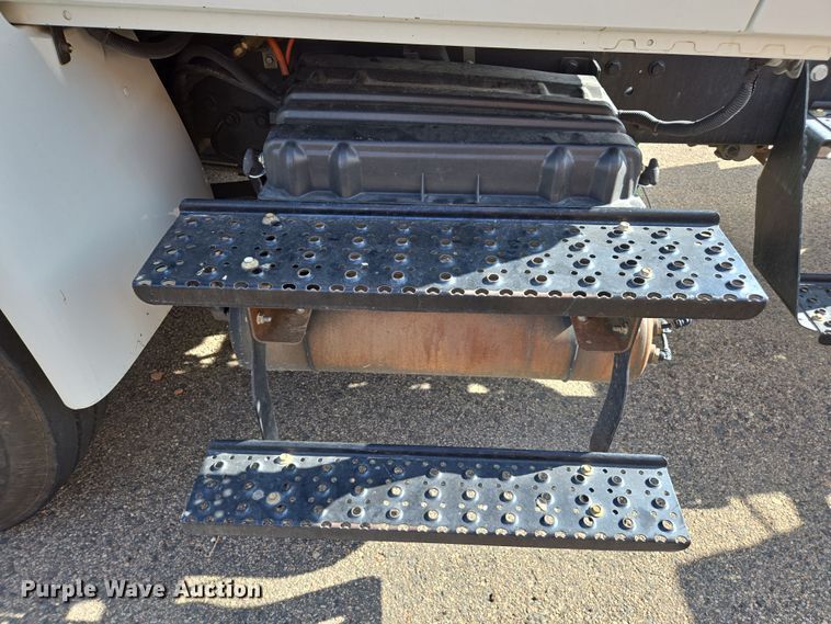 image for item EC0926 2012 International 4400 semi truck