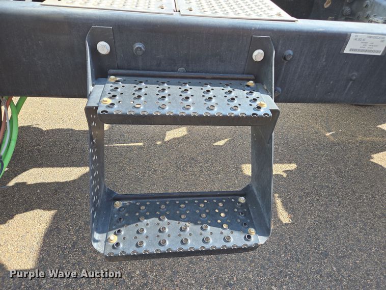 image for item EC0926 2012 International 4400 semi truck