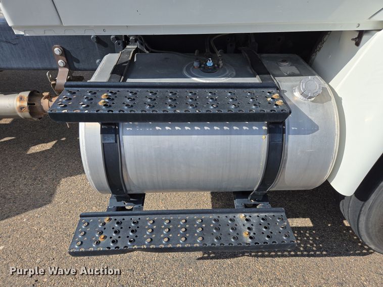 image for item EC0926 2012 International 4400 semi truck