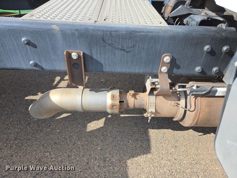 image for item EC0926 2012 International 4400 semi truck