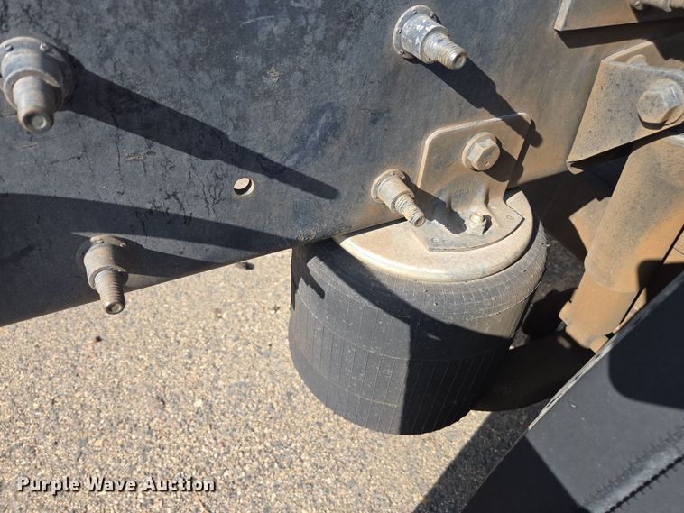 image for item EC0926 2012 International 4400 semi truck