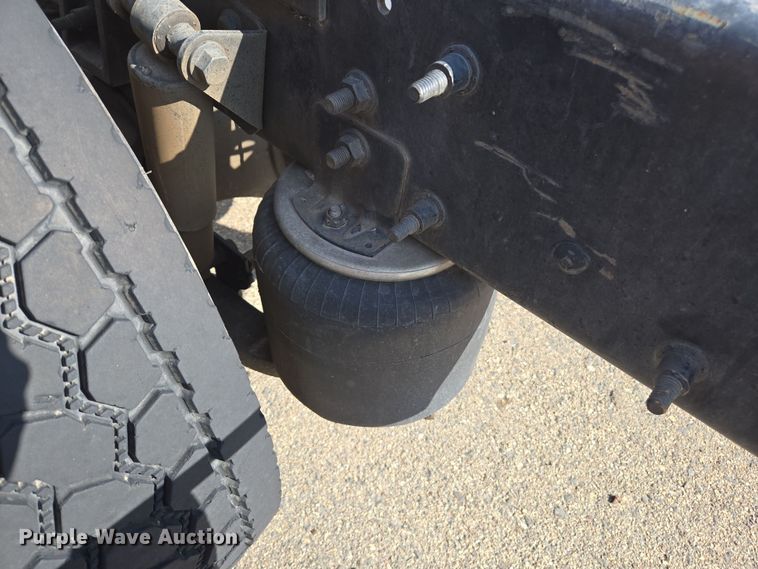 image for item EC0926 2012 International 4400 semi truck