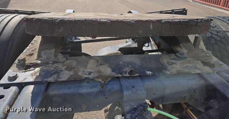 image for item EC0926 2012 International 4400 semi truck