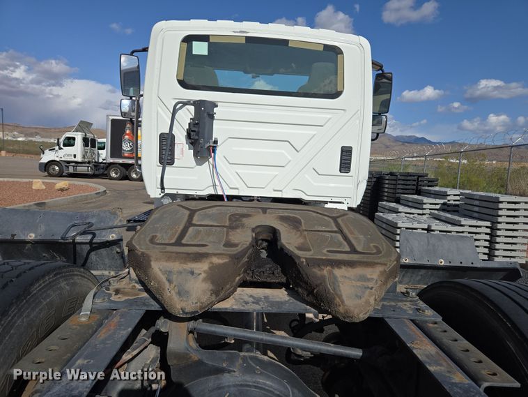 image for item EC0926 2012 International 4400 semi truck