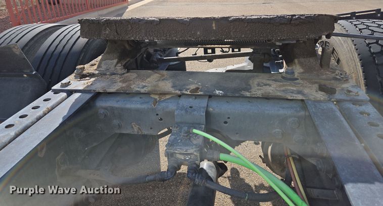 image for item EC0926 2012 International 4400 semi truck