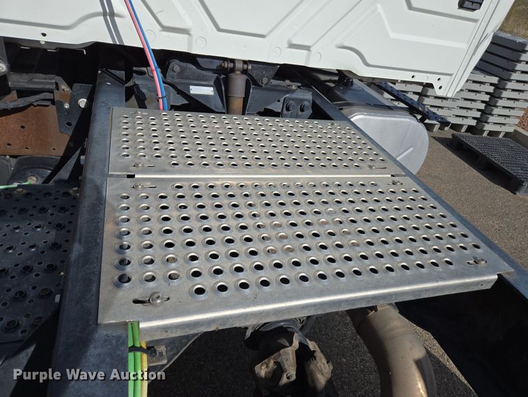 image for item EC0926 2012 International 4400 semi truck