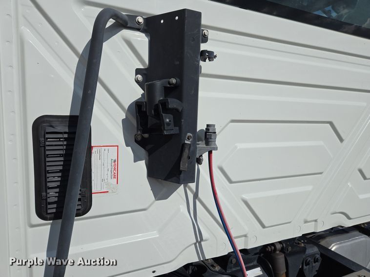 image for item EC0926 2012 International 4400 semi truck