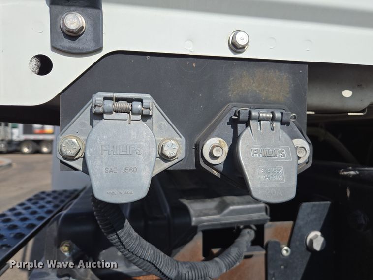 image for item EC0926 2012 International 4400 semi truck