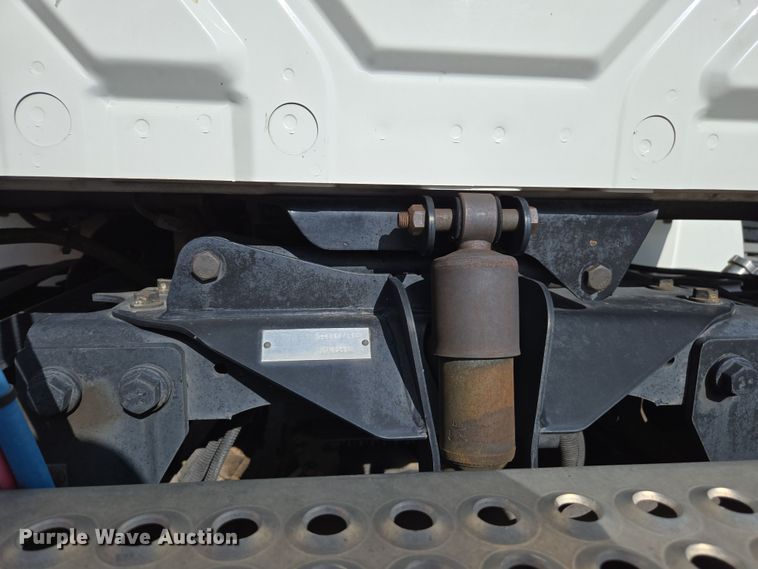 image for item EC0926 2012 International 4400 semi truck