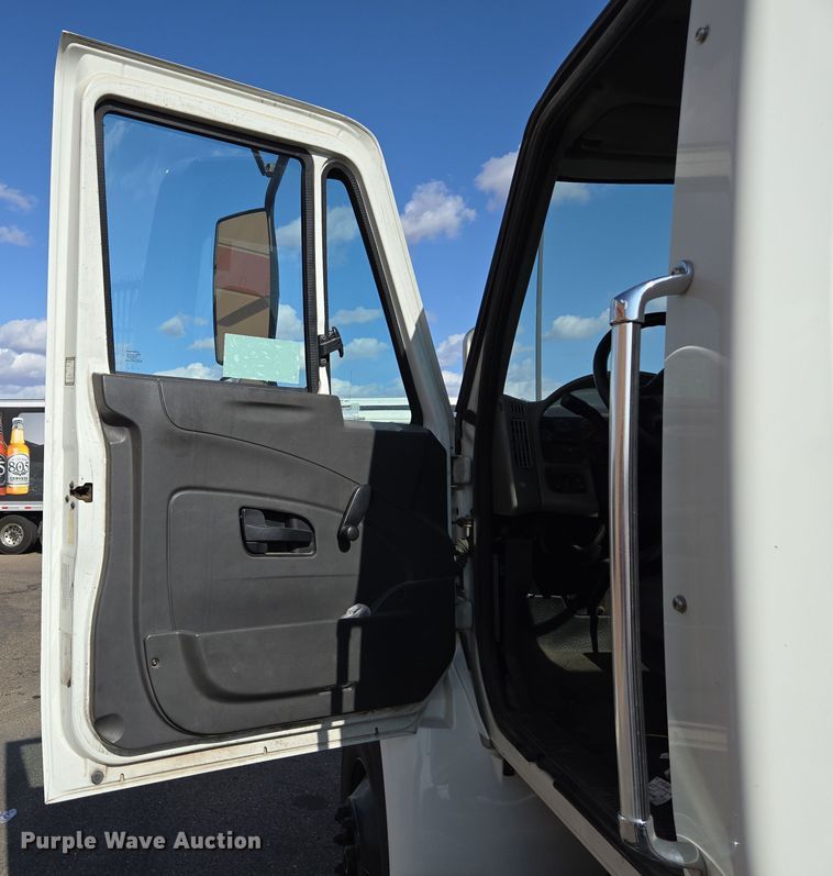 image for item EC0926 2012 International 4400 semi truck