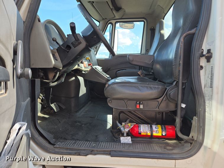 image for item EC0926 2012 International 4400 semi truck