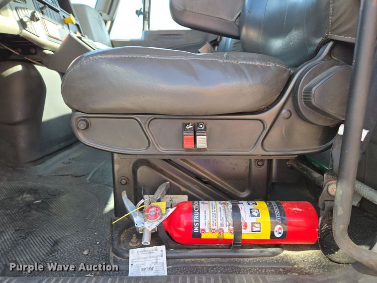 image for item EC0926 2012 International 4400 semi truck