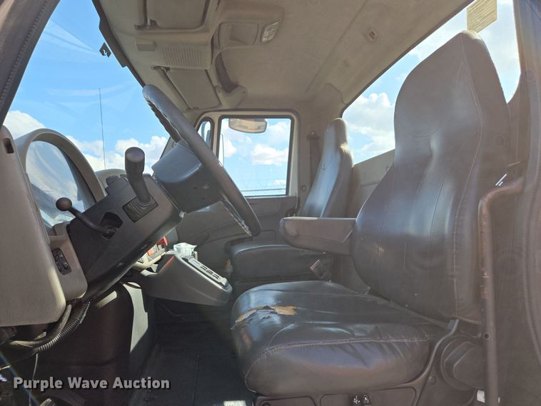 image for item EC0926 2012 International 4400 semi truck